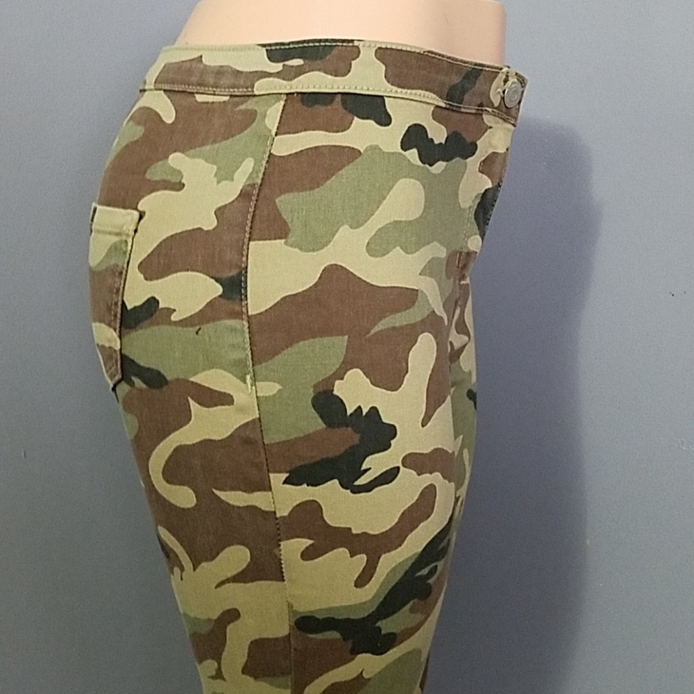Distressed Imported Camo Jeans - Picture 5 of 8